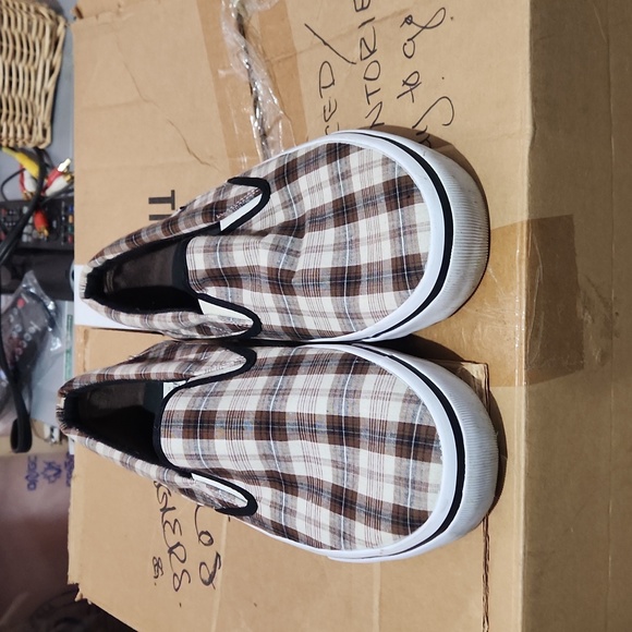 AIRWALK CANVAS SLIP ONS - Picture 4 of 6